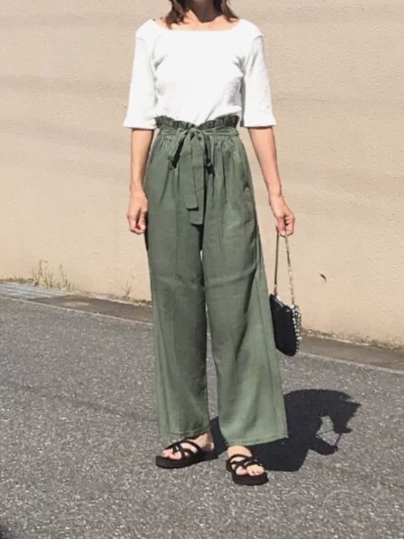 Tシャツよりもカジュアルコーデが大人っぽく見える