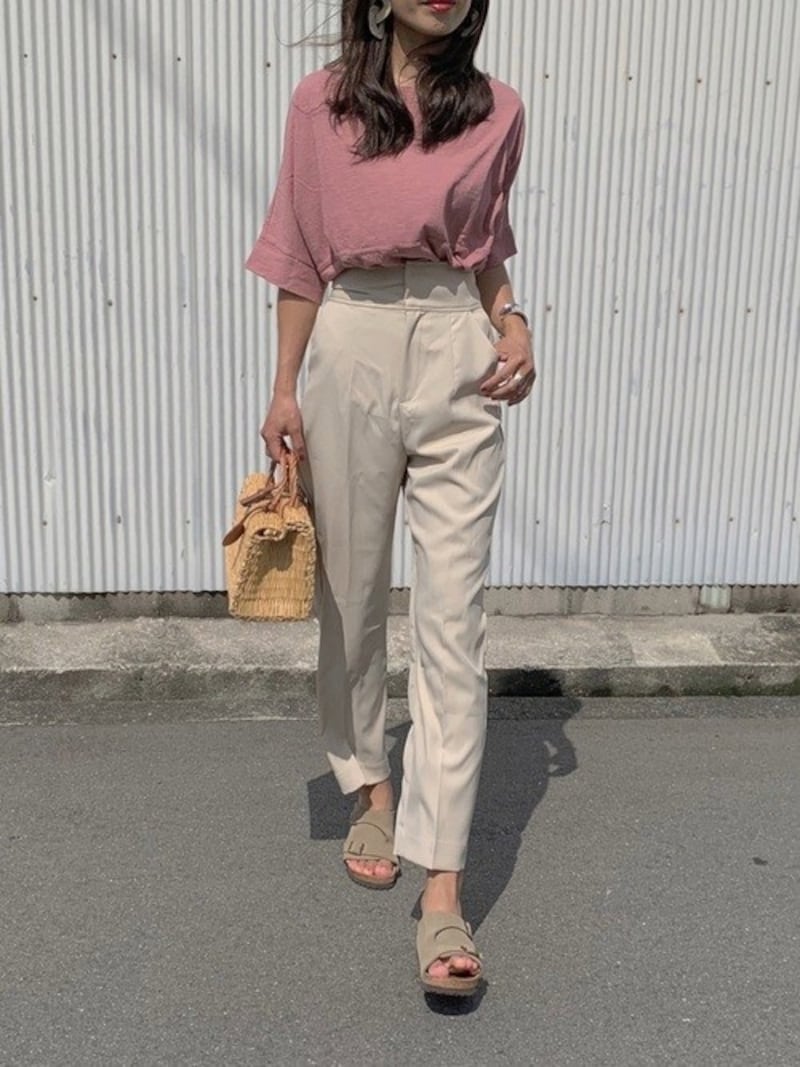 くすみピンクは着回しやすくておすすめ 出典:WEAR