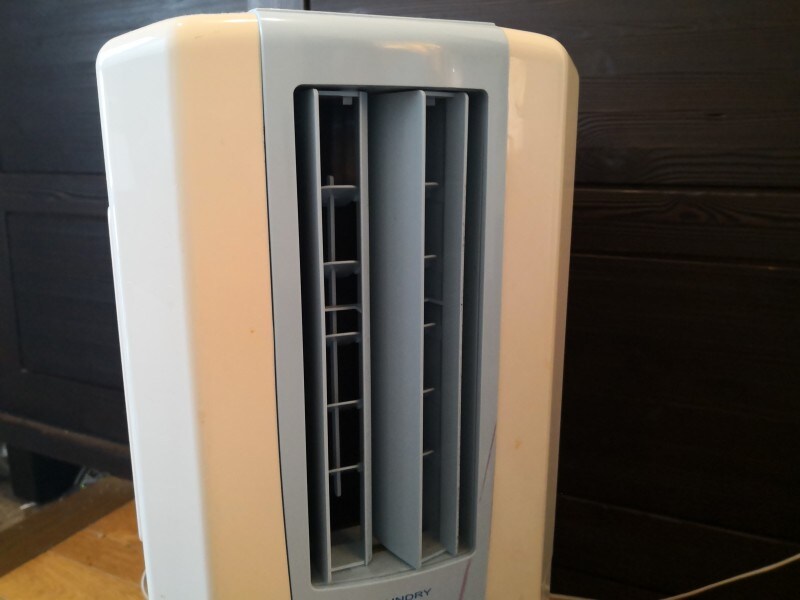 前面のパネルをスイングさせ冷風がでるコロナ除湿器「どこでもクーラー」