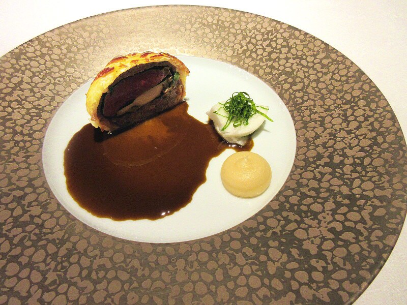 星野リゾート 奥入瀬渓流ホテル 仔鳩と鮑のトゥルト 鮑の肝のサルミソース