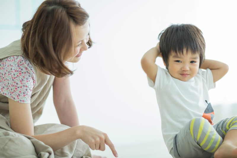 自己肯定感が育つか否かには、幼少期における親の接し方が大きく関係している
