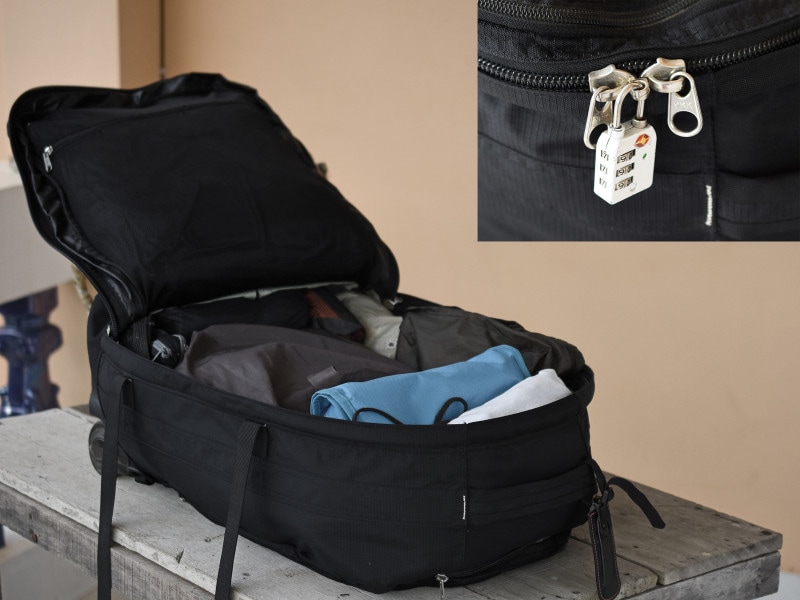 ガバッと大きく開くキャリーケース