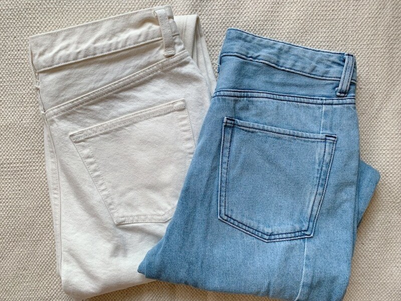 オフホワイトやライトブルーのデニムは秋色トップスと相性◎