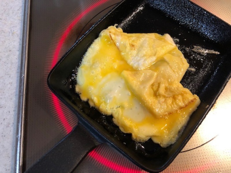 卵焼きの最初の段階、卵をまとめるときでもキレイにはがれる