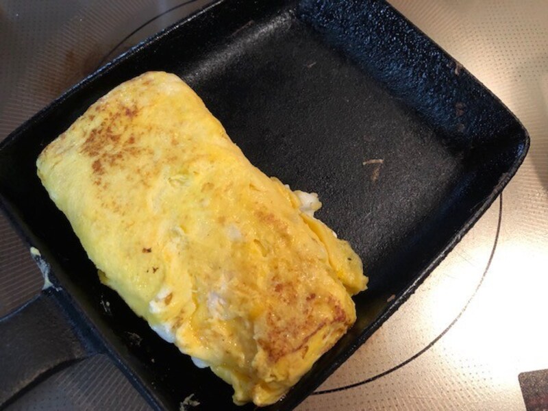 卵焼きを丸めたら、あとは角卵焼きの上で数分放置。この間に熱がジワジワ伝わる