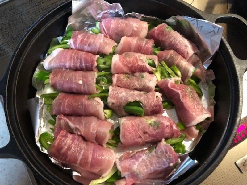 肉巻きをフライパンに並べる。