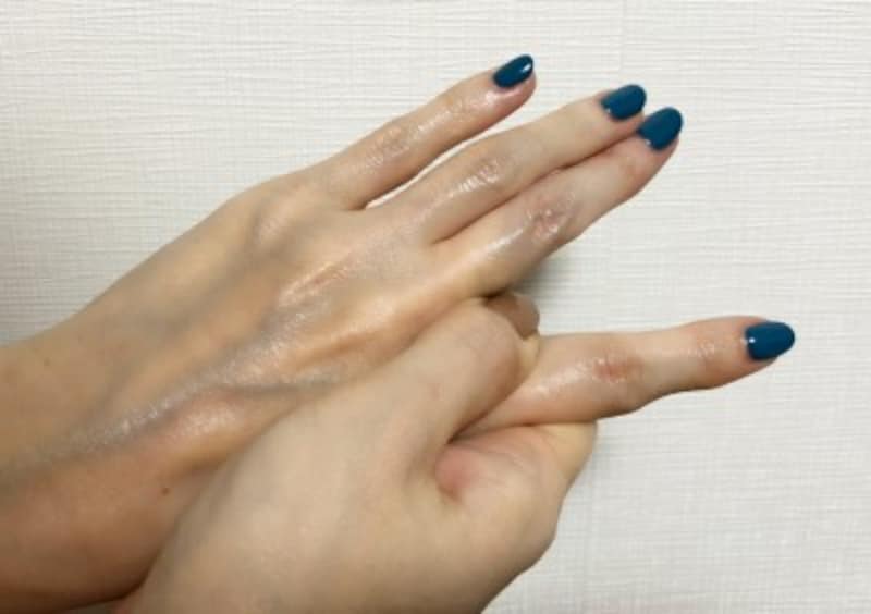 手荒れの種類別ケア法と対策！クリームの塗り方や手袋活用法