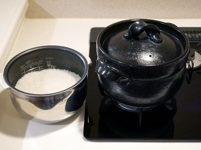 サイズは電気炊飯器の内釜くらいで省スペース。内釜は給水に使っています