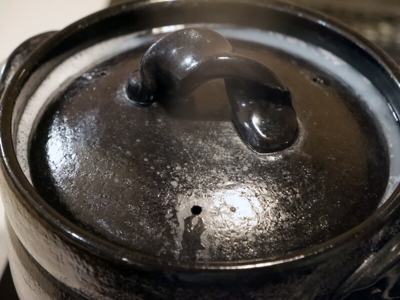 土鍋の縁（ふち）が高いので、吹きこぼれもなし！