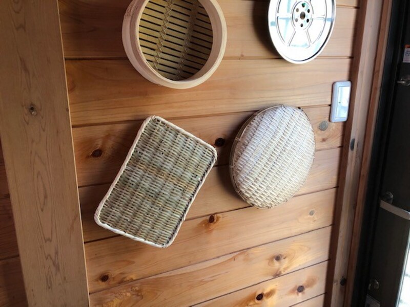 壁にかけてしまえば収納場所にも困らないし、すぐに乾く。