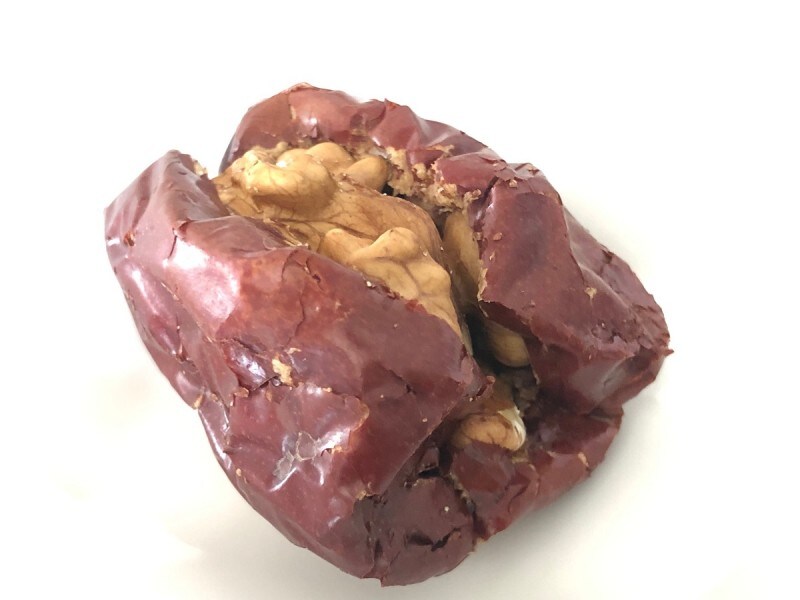 くるみが挟まったナツメは二口サイズ