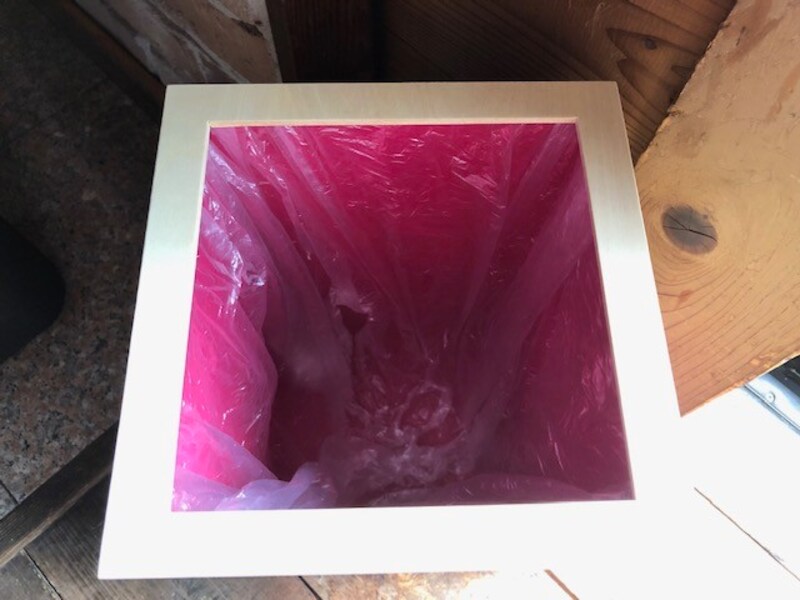 ビニールを抑えながらフタをするのがポイント