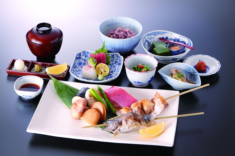 箱根ひとり旅の観光スポット:「囲炉裏茶寮 八里」の囲炉裏コース 日向2900円