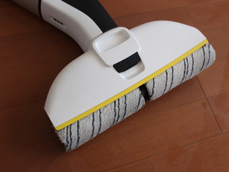 マイクロファイバー製のローラーが左右に2つついており、高速で回転しながら汚れを落とします