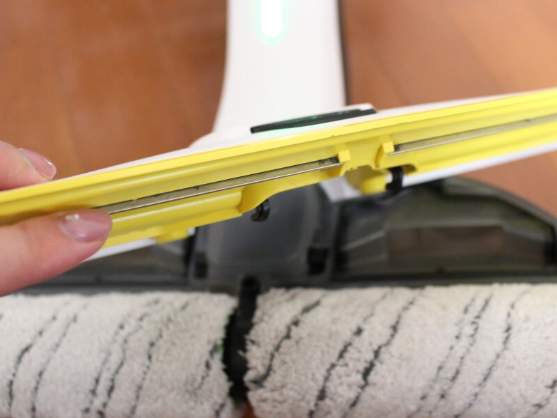 回転するローラーの汚れをブレードがこそげ取り、汚水タンクに回収するシステム