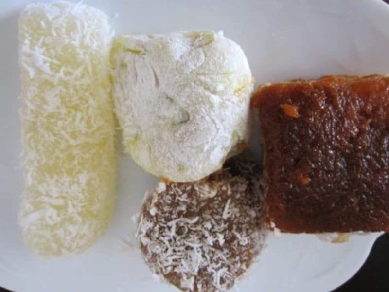 左がシンガポール・興興のタピオカケーキ
