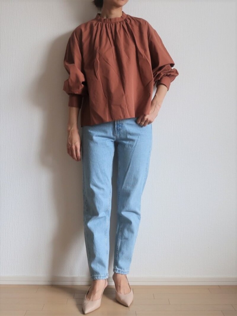 裾を出す場合は袖をくしゅっとするとバランスよし