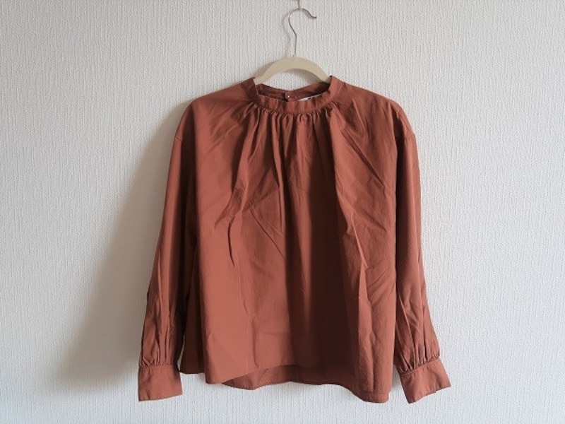 ユニクロ　ハイネックボリュームブラウス　990円（税抜）