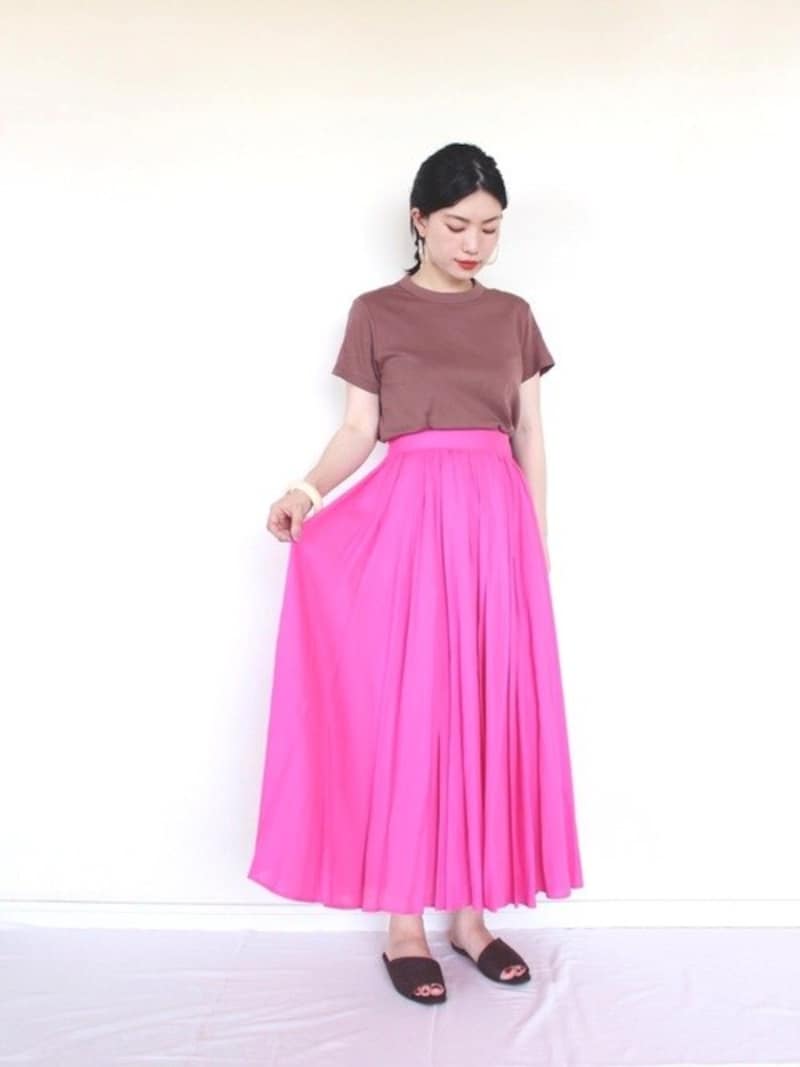 トップスと足元を落ち着かせて、秋らしさを少しずつ取り入れて 出典:WEAR