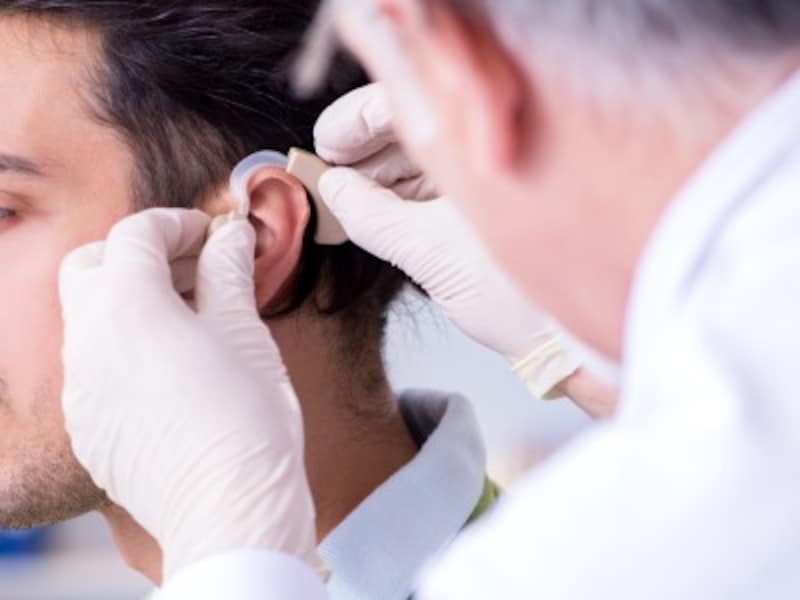 耳の診察を受ける患者のイメージ