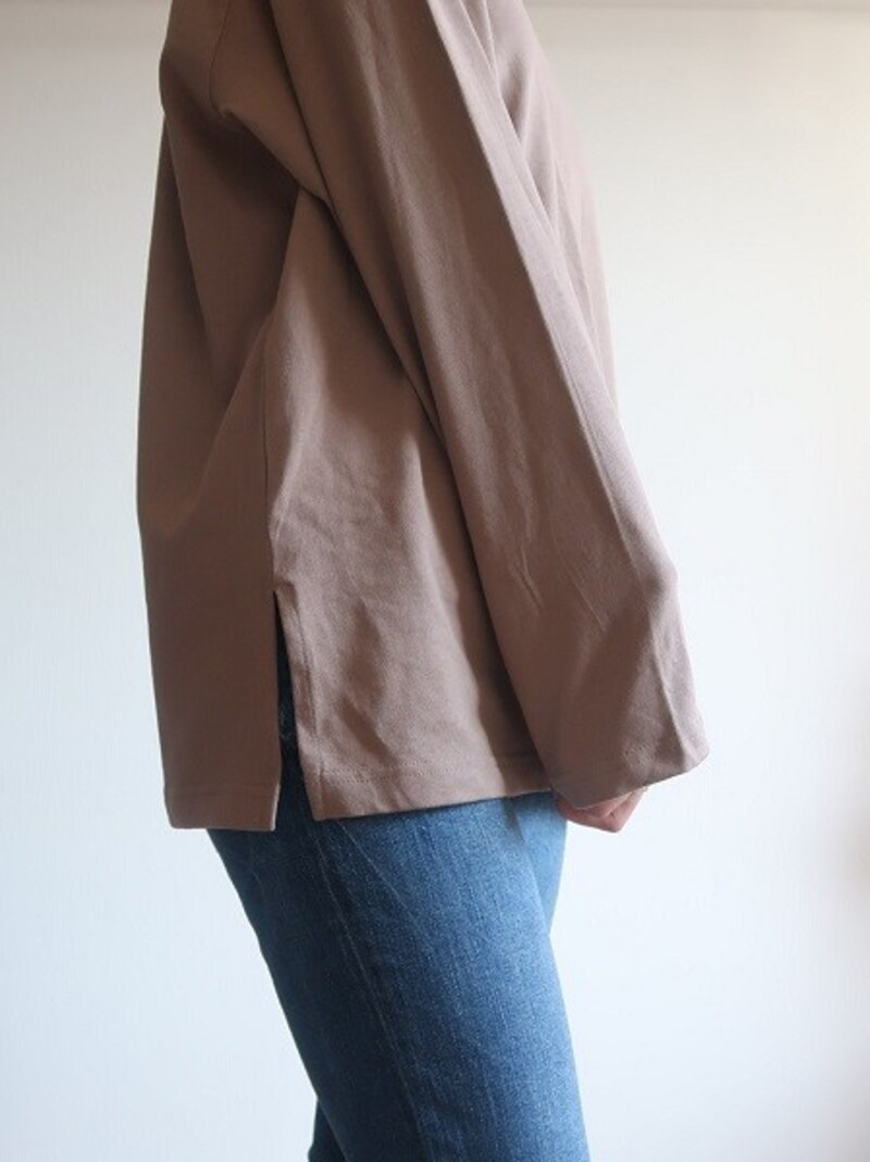 横にスリットが入っているためオーバーサイズでも馴染みやすい