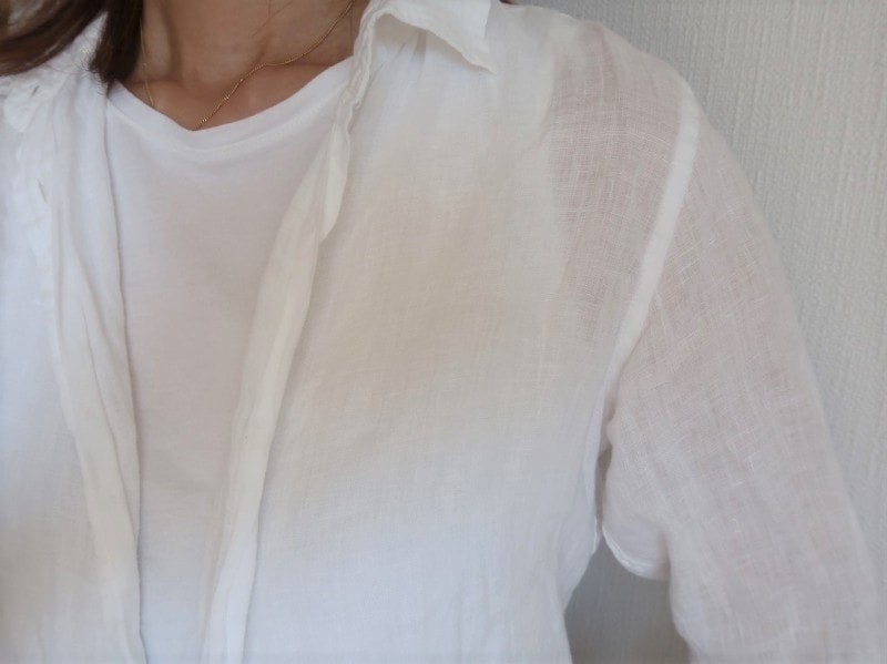 白のリネンシャツからの透け感は秋にはNGかも……