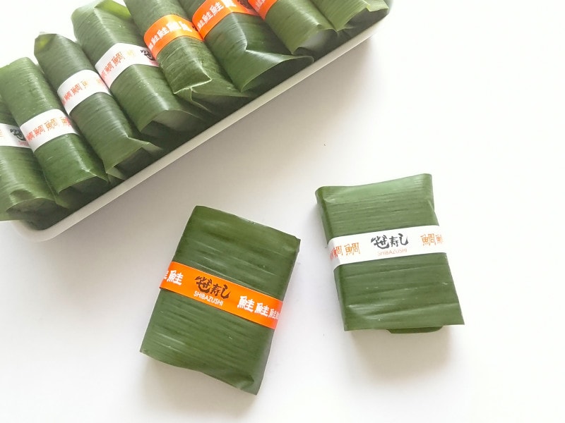 赤帯が紅鮭、白帯が小鯛。他に青帯の鯖もあるよ！