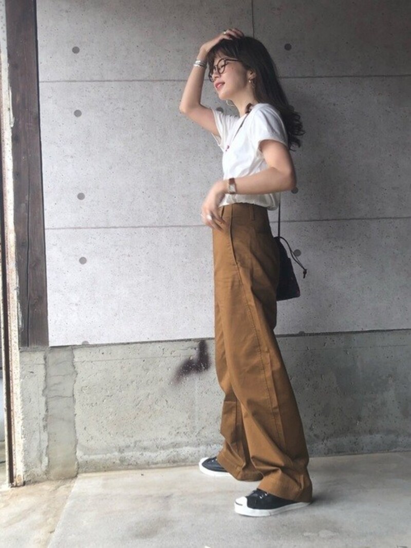 足のラインをほとんど拾わない太めのワイド感が特徴　出典：WEAR