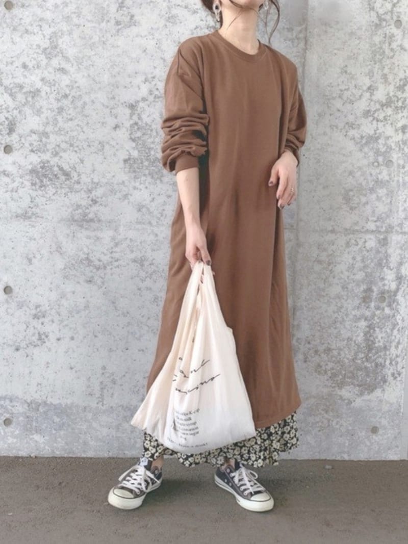 スカートを重ねるなどしてアクセントを作るとゆるく着ても◎　出典：WEAR