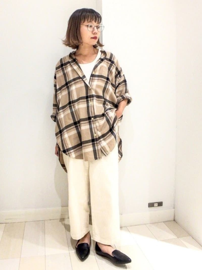 ほっこりしそうなチェックには白を合わせるとすっきり見える　出典：WEAR
