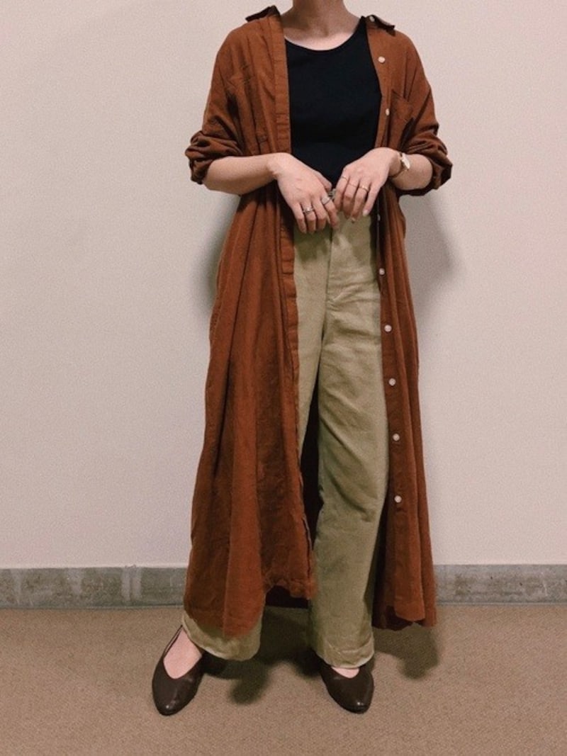 トップスはウエストインするなど着こなしにメリハリをつけるのも効く　出典：WEAR