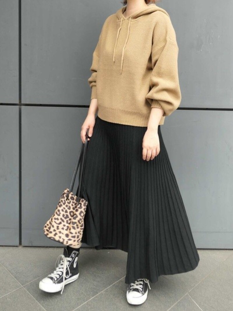 プリーツスカートなど反対の要素のアイテムを合わせるとおしゃれに　出典：WEAR