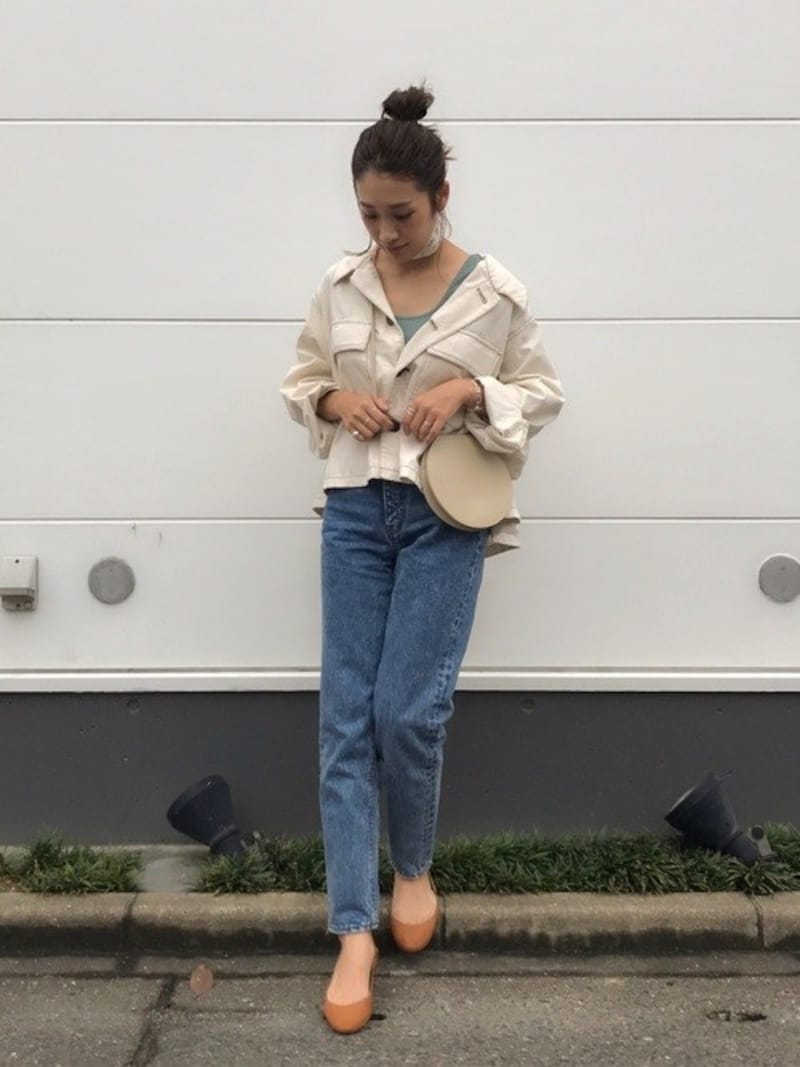 ブルーデニムにはとろみ素材のシャツが相性抜群 出典:WEAR