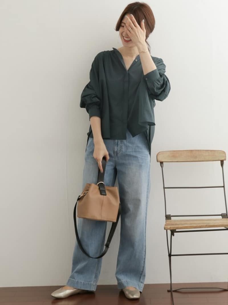 太めデニムにはダークカラーのシャツが秋らしくておすすめ 出典:WEAR