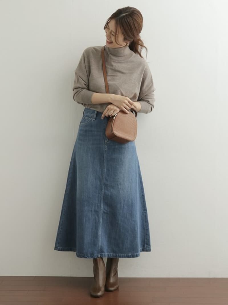 フレアシルエットの長め丈デニムスカートはブーツ合わせが一押し 出典:WEAR