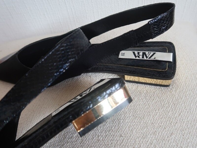 1cmほどのヒール部分はメタリックなゴールド仕様