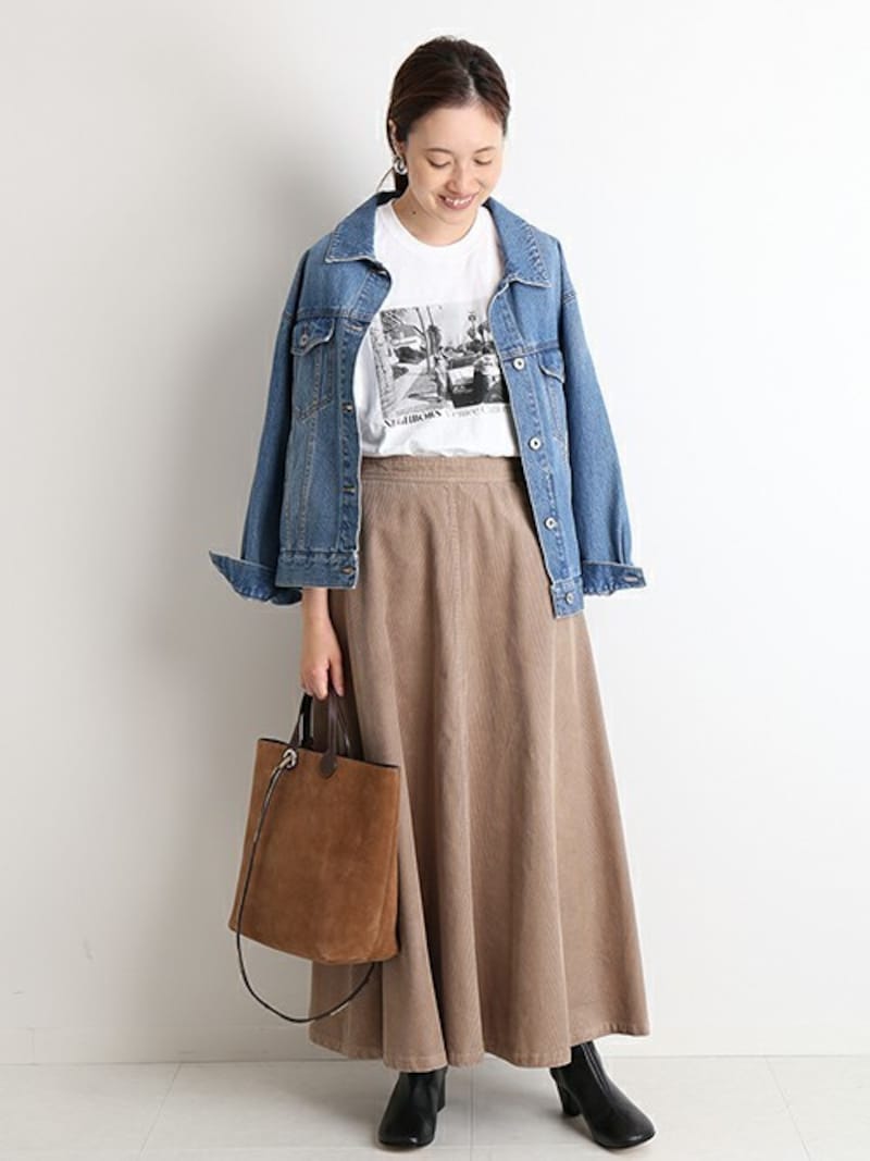 たっぷりボリューミーなフレアスカートは上半身でバランスをとって 出典:WEAR