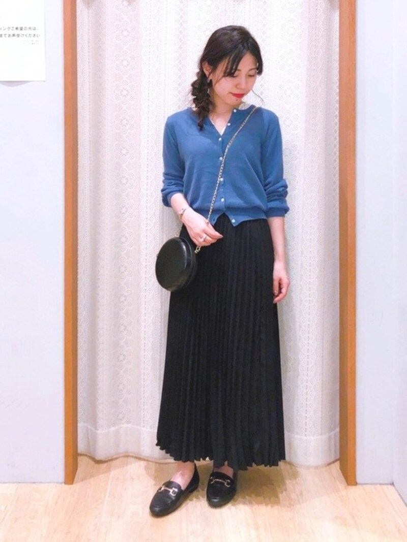 ジャストサイズのカーディガンを前閉じしてトップス風に　出典：WEAR