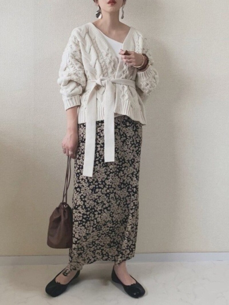 ざっくりニットでも着ぶくれせず、スカートにも合わせやすい　出典：WEAR