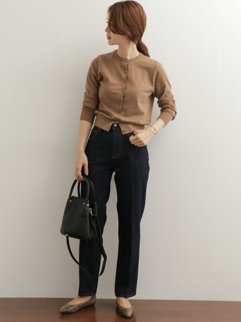 シックなカラーのカーデを持っておくと着回しが効いて便利です　出典：WEAR