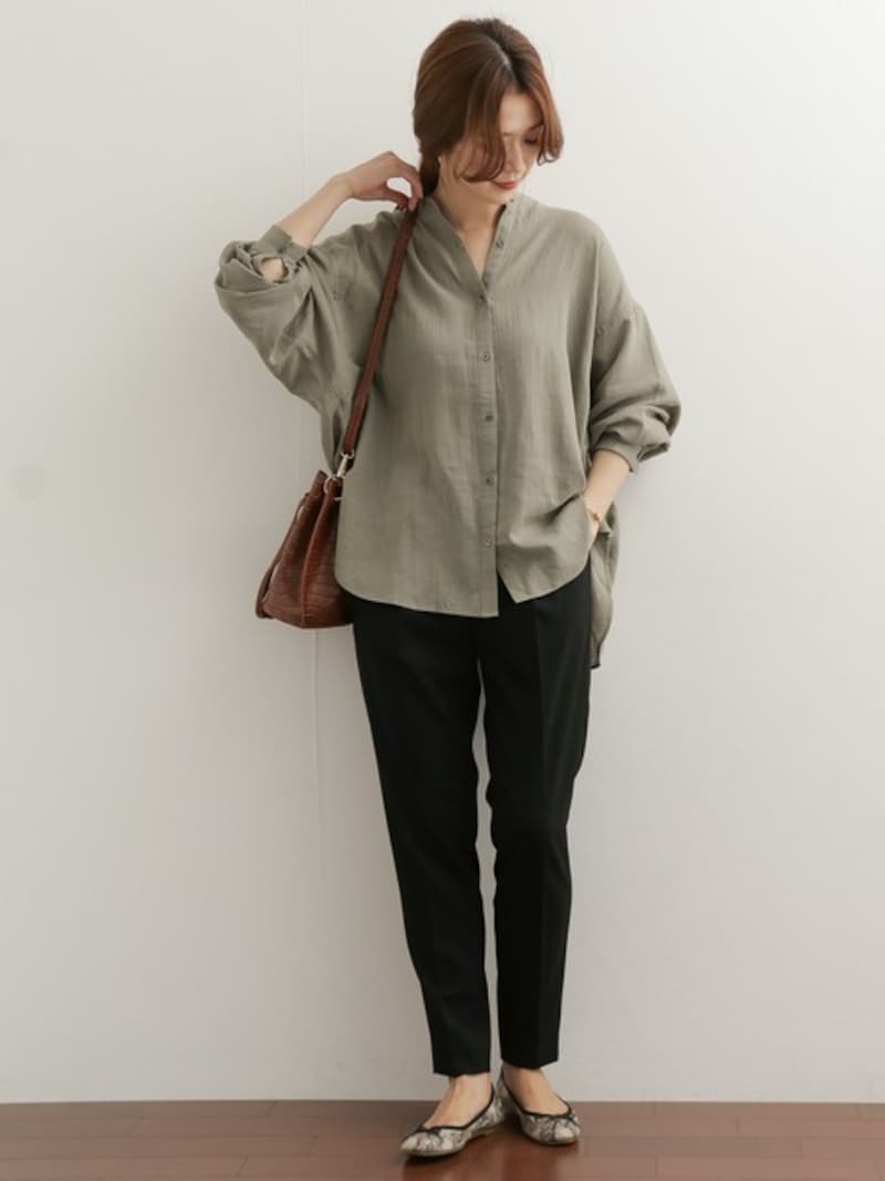 冬だと重くなってしまうカーキ＆黒は今の季節がおすすめ　出典：WEAR