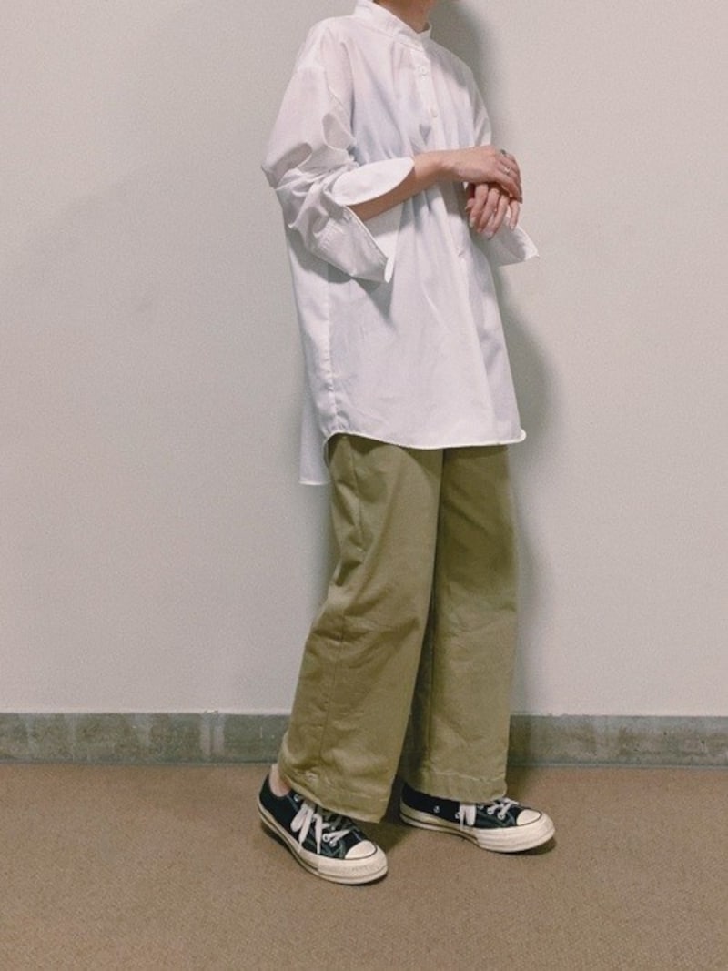 ノーカラーのシャツはオフィス風になりすぎず使いやすい　出典：WEAR