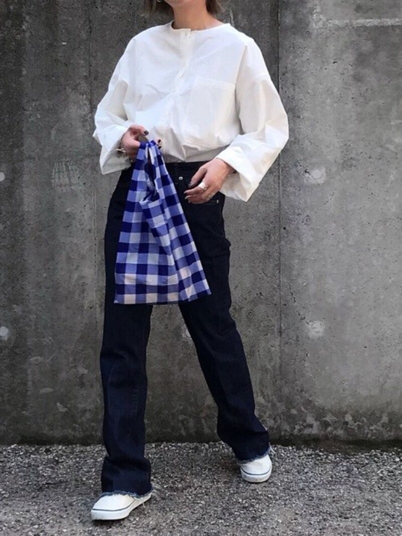 ノーカラーの白シャツはクルーネック感覚で着られる　出典：WEAR