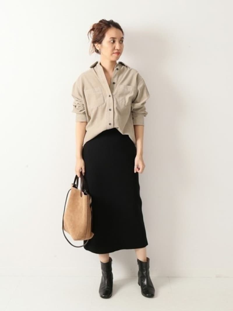 白シャツほど真面目すぎないので着まわしやすいのがメリット　出典：WEAR