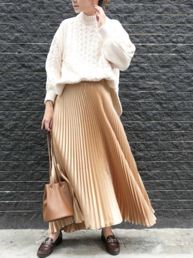 プリーツスカートにローファーの組み合わせはおしゃれ度アップ 出典:WEAR