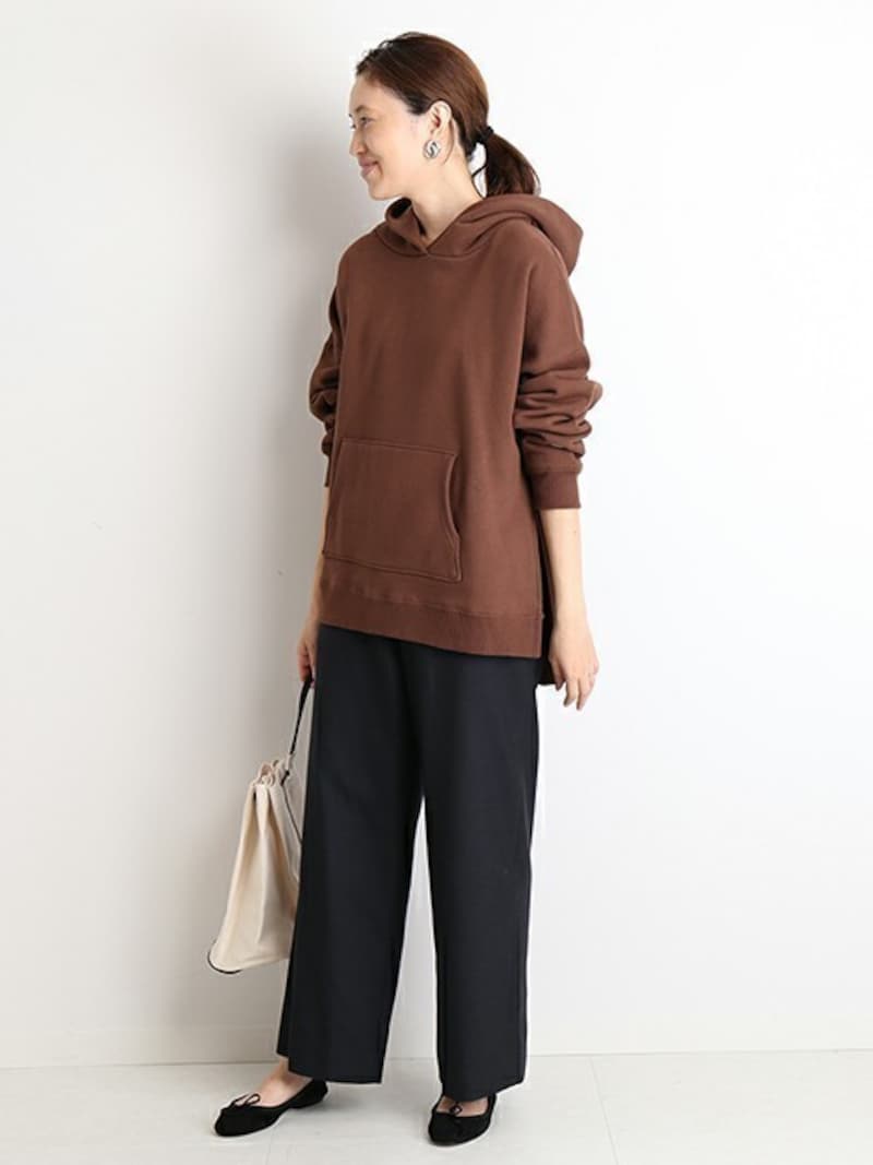 今年トレンドの長めパーカーを合わせて　出典：WEAR