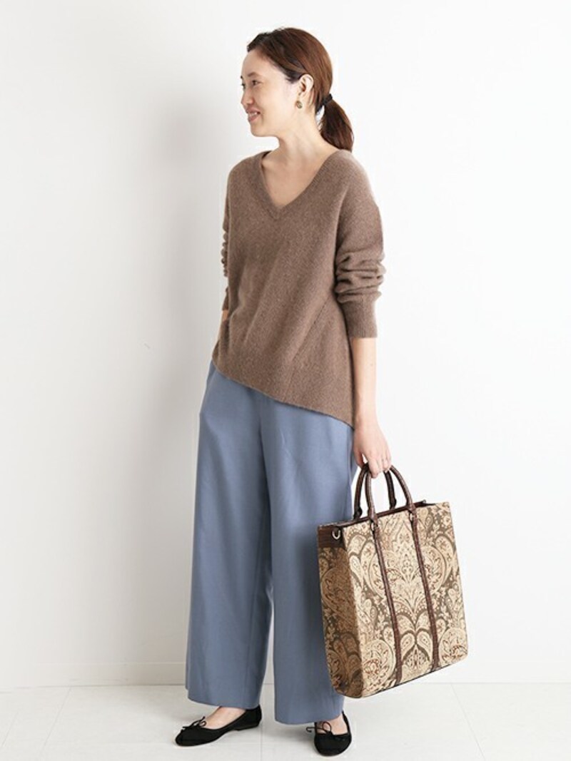 ビッグサイズのおしゃれバッグと抜け感のある足元がポイント　出典：WEAR