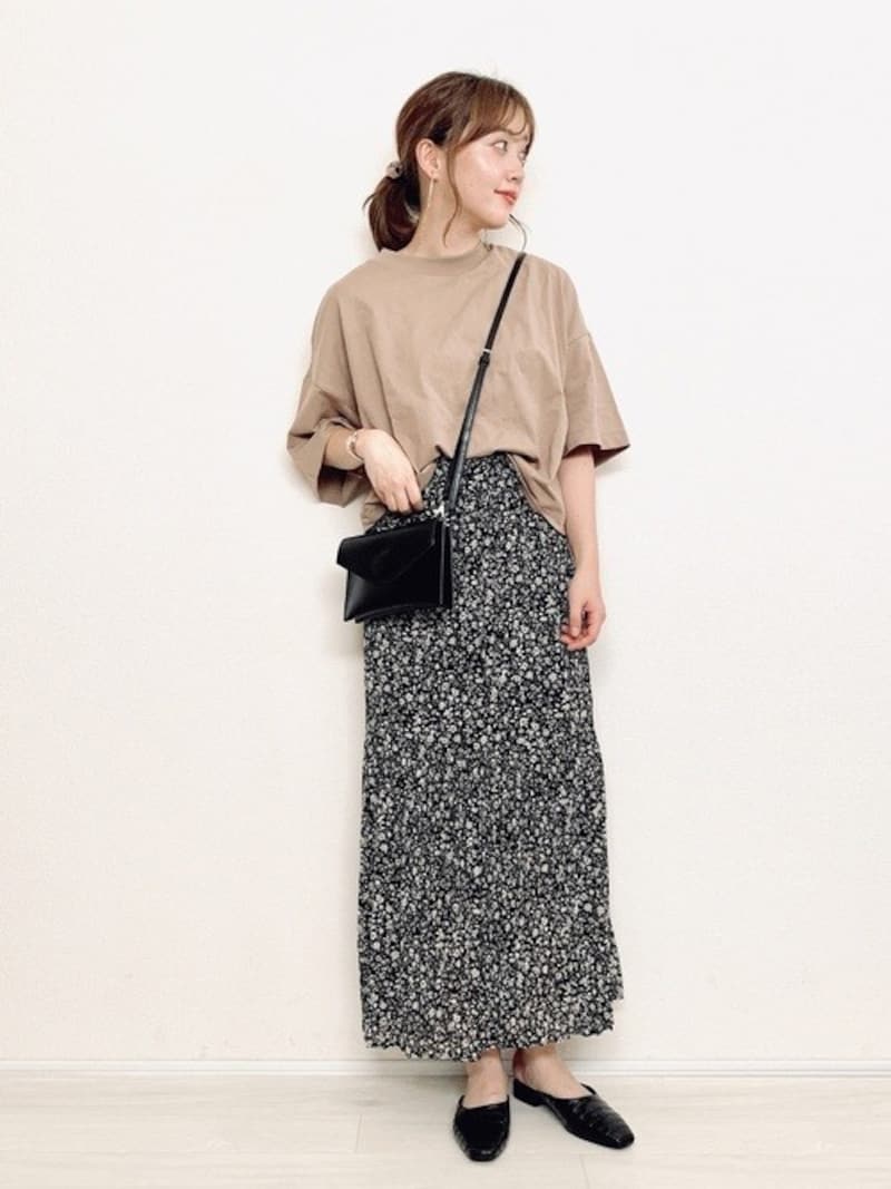 小花柄のスカートは色使いも控えめで大人っぽいものがプチプラで見つかります! 出典:WEAR
