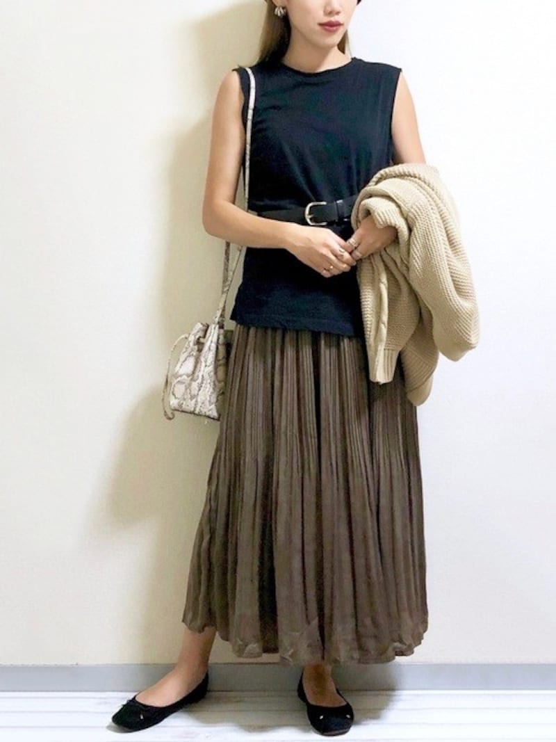 プチプラを選ぶとき、より高見えするダークカラーを選ぶのも手 出典:WEAR