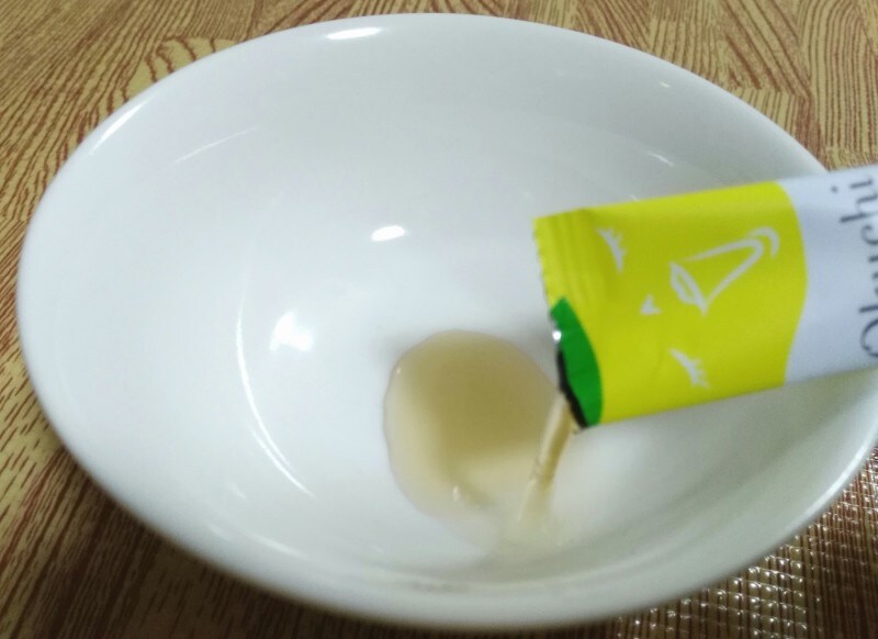 1包は11mlで、酸っぱさがあるレモン味のやや色がついた液体です